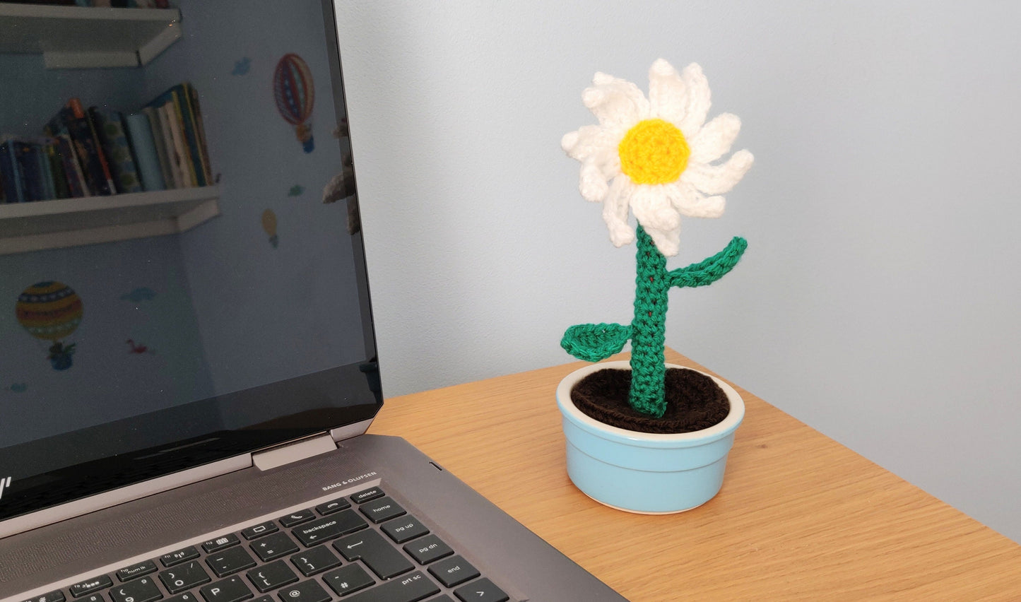 Crochet Daisy in Blue Pot, Artificial Flowers in Vase, Artificial Flower Arrangement Artificial Plant, Daisy Gift, Indoor Plant Pot