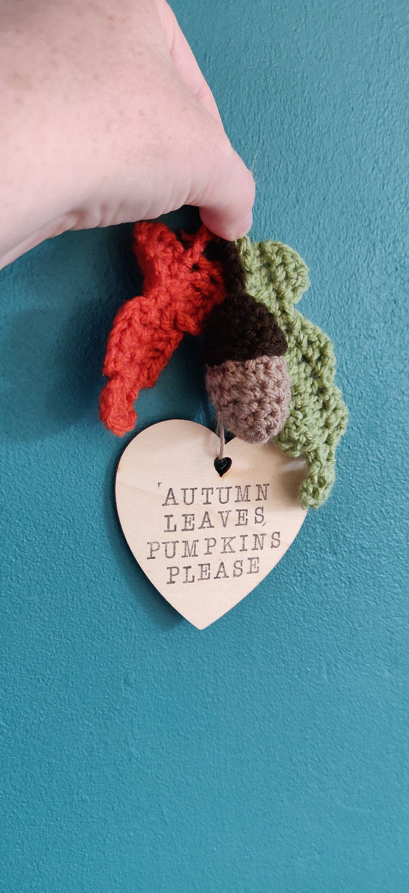 Hello Autumn Wooden Sign, Crochet Acorn and Leaves, Fall Decorations, Autumn Leaves Decoration, Halloween Decorations, Autumn Acorn Gift