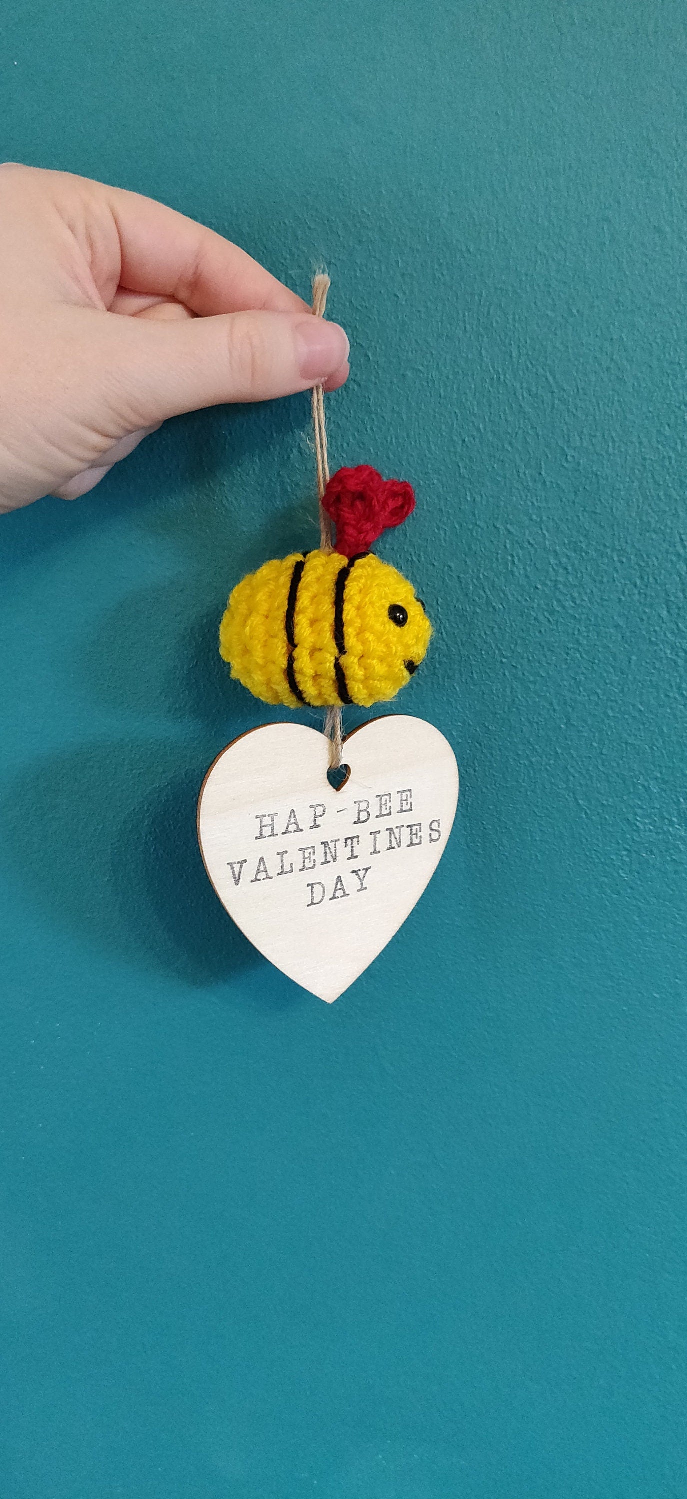 Happy Valentine's Day Wooden Sign, Crochet Bumblebee, Valentine Bee, Wooden Heart Gift, Romantic Gift, Bee Gift for Wife, Valentine Sign,