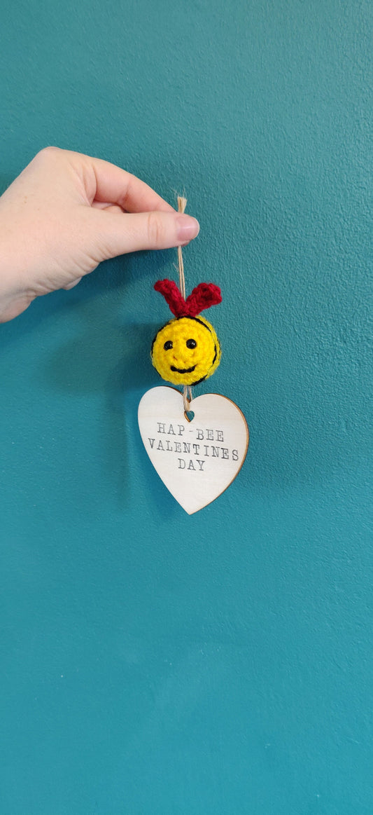 Happy Valentine's Day Wooden Sign, Crochet Bumblebee, Valentine Bee, Wooden Heart Gift, Romantic Gift, Bee Gift for Wife, Valentine Sign,