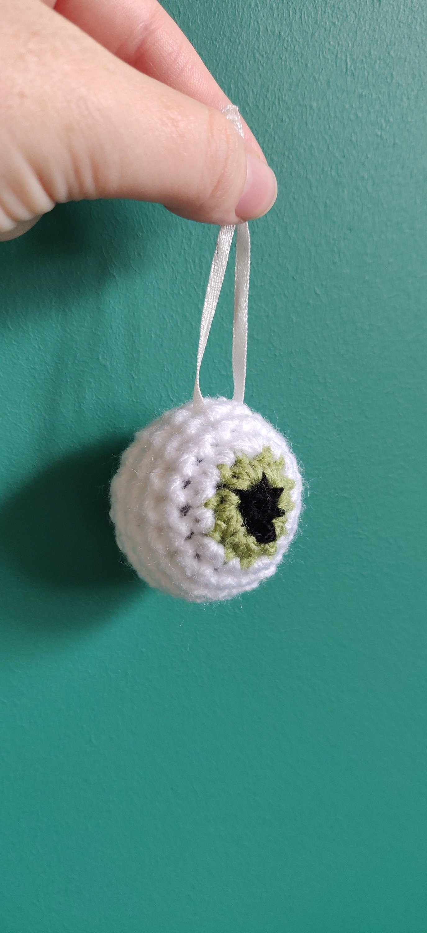 Crochet Eyeball Halloween Ornament: Spooky Tree Decor
