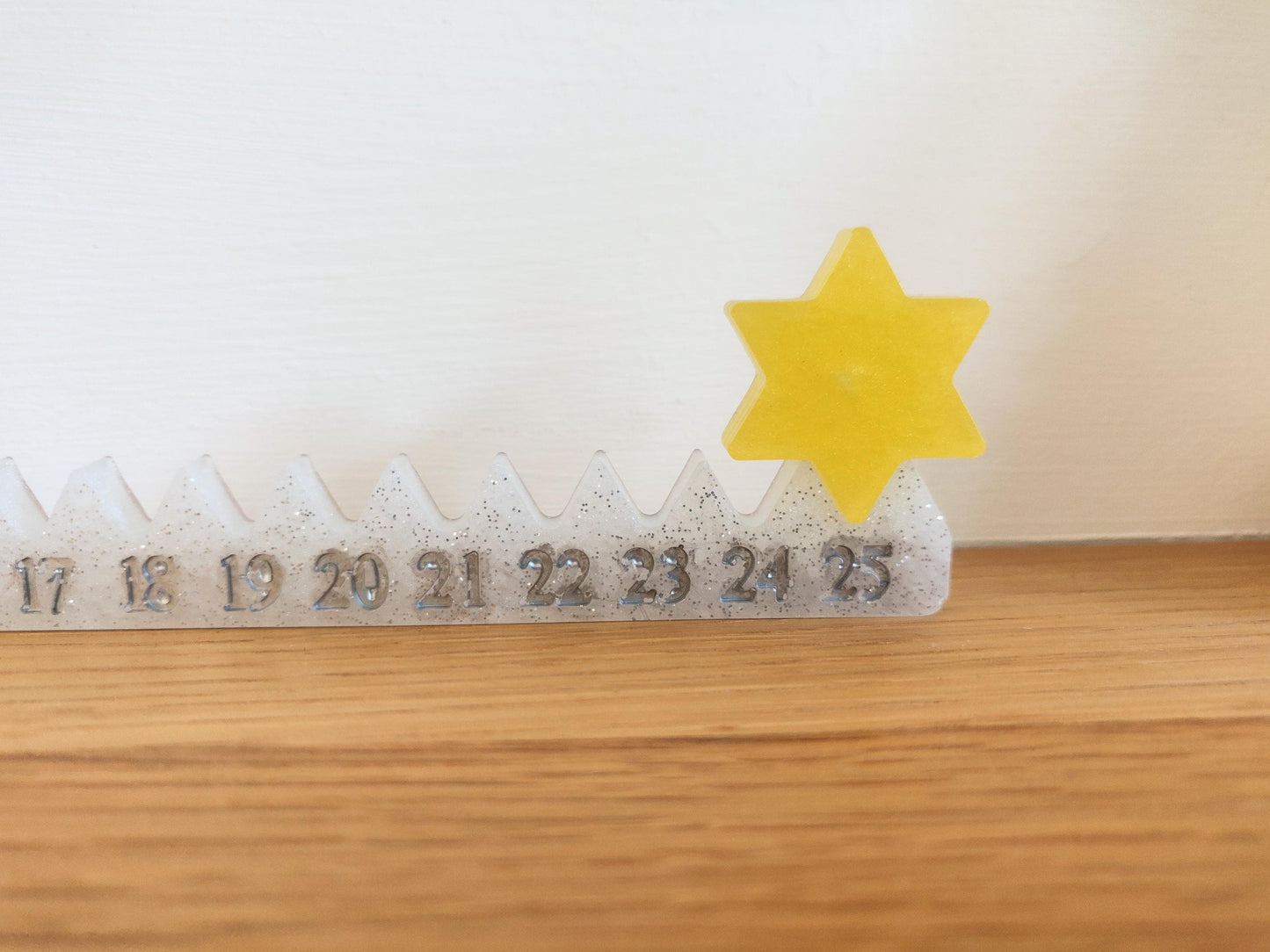 Minimalist Christmas Advent Calendar: Star Countdown to Santa