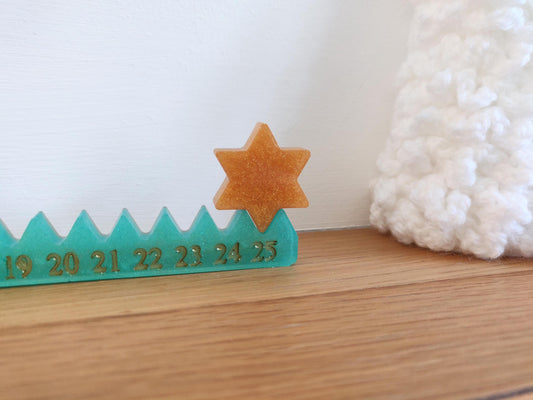 Minimalist Christmas Advent Calendar: Star Countdown to Santa