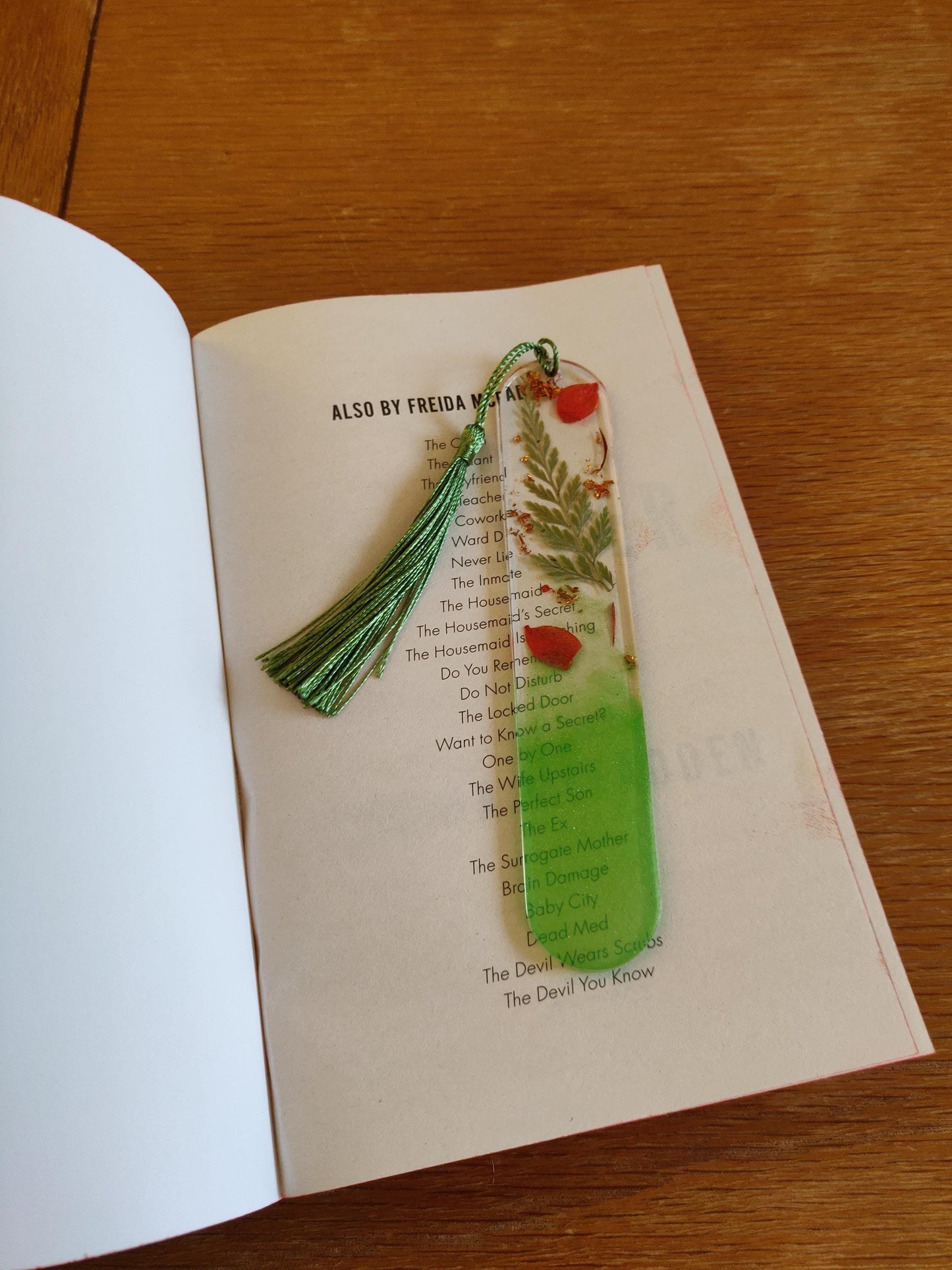 Red Petal Bookmark, Summer Flowers Book Accessories, Resin bookmark, Green with Tassel, Book Lover Gift, Birthday, Secret Santa