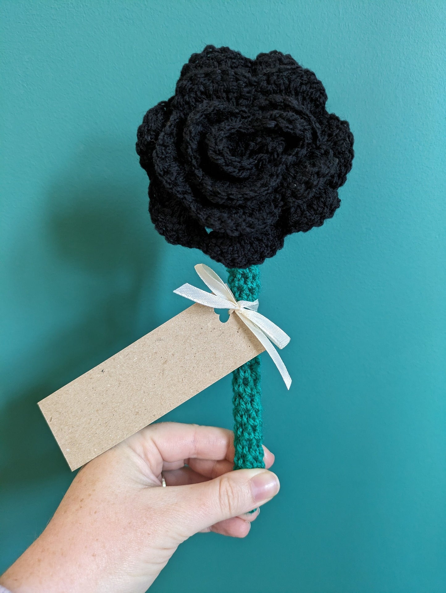 Black Rose Gift, Crochet Flower Gift, Gift for Friend, Crochet Bouquet, Personalised Halloween Decor, Artificial Gothic Rose Decor