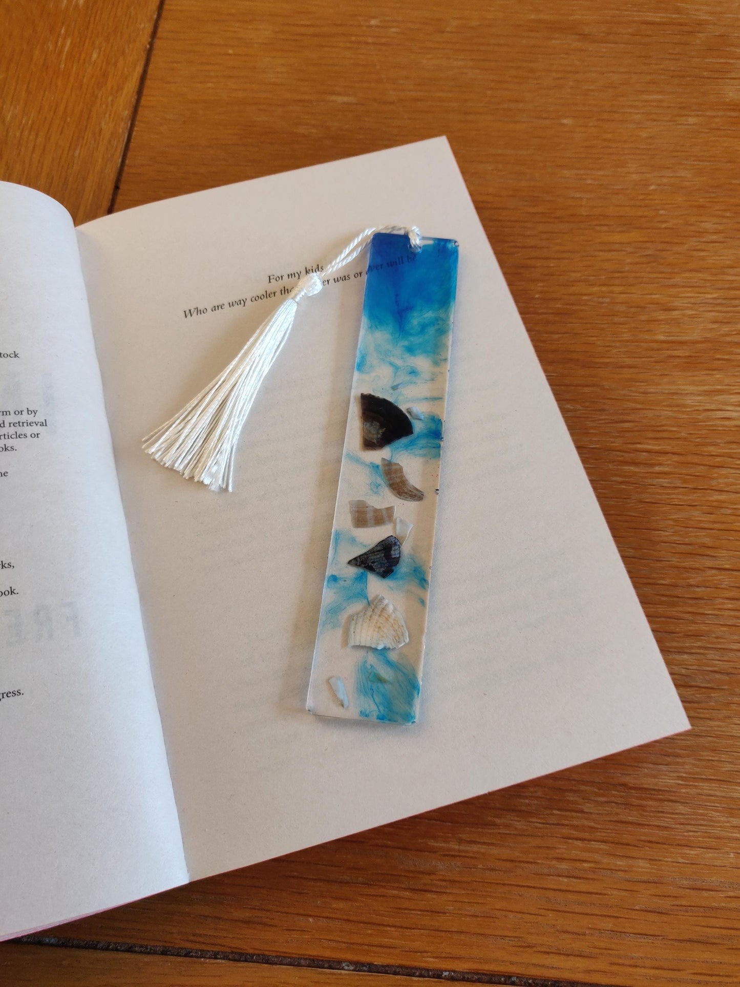 Beach Bookmark, Seashell Book Accessories, Resin bookmark with Blue Waves, Shell Pieces and Tassel, Book Lover Gift, Birthday, Secret Santa