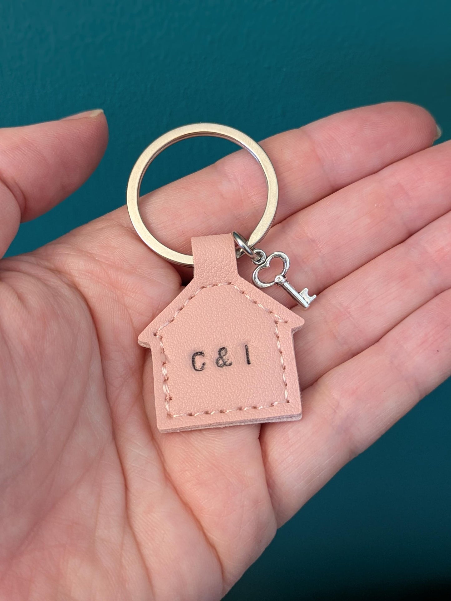 Personalized House Keychain, New Home Gift, Custom Family Name Keyring, Housewarming, First Home Keychain, Home Sweet Home, Moving Date