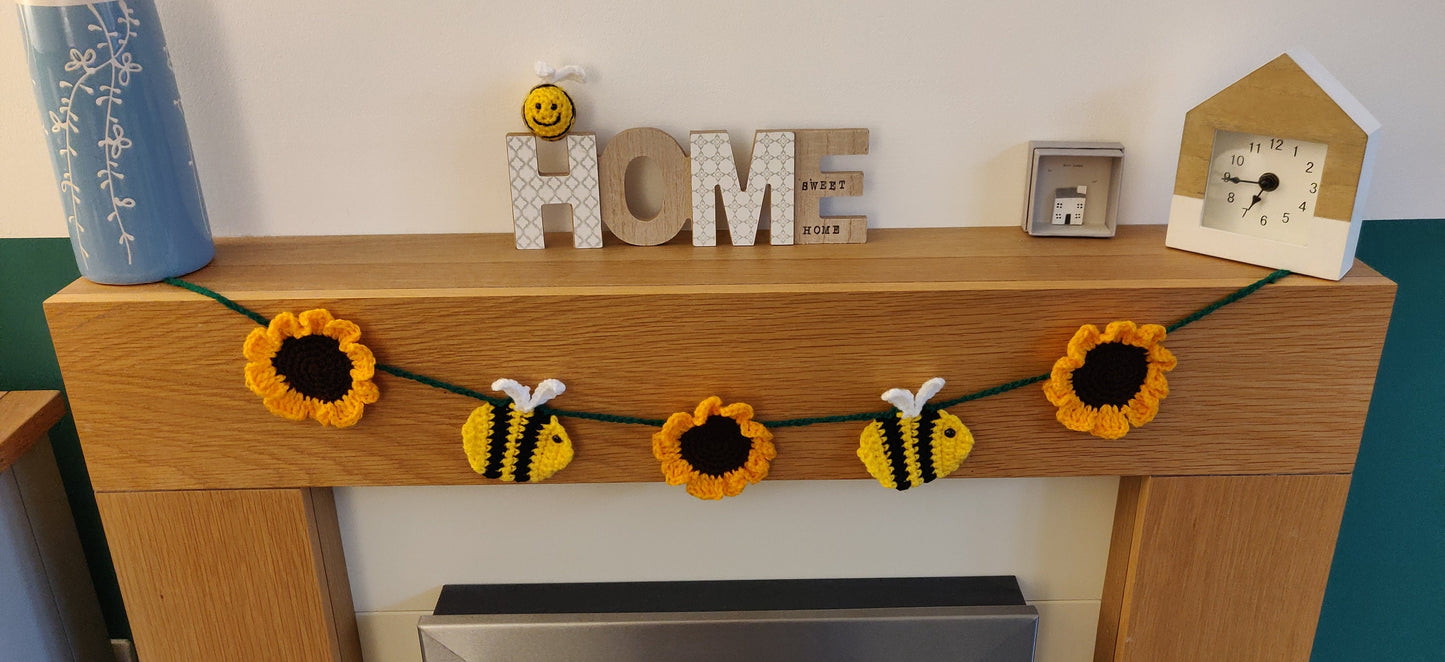 Sunflower and Bee Garland, Summer Garland, Crochet Sunflower Gift, Crochet Bumblebee, Bee Gift for Her, Bee Bunting, Sunflower Bunting