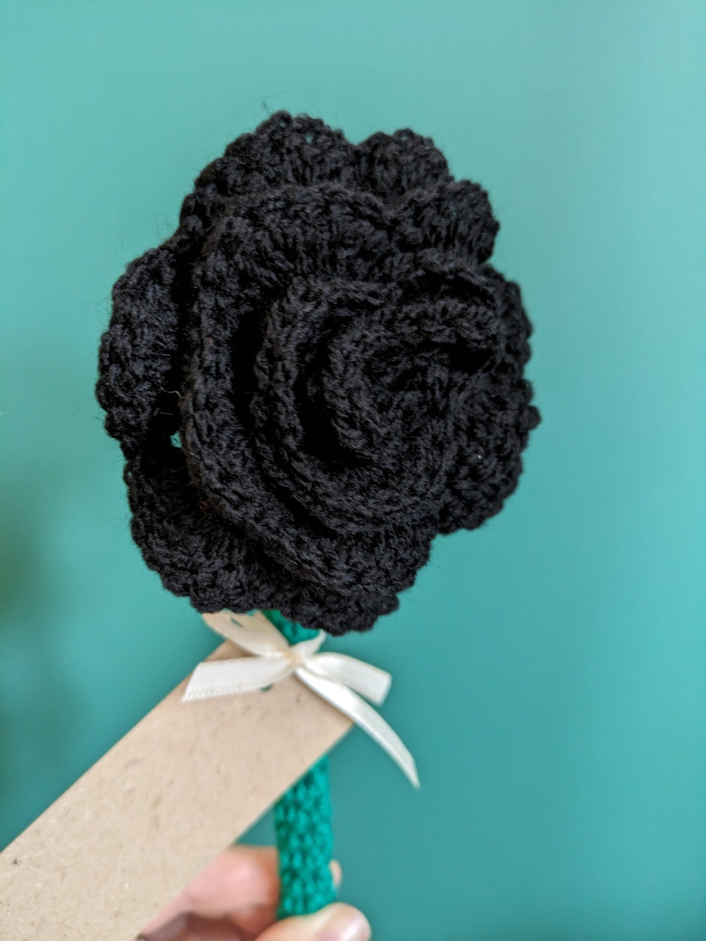 Black Rose Gift, Crochet Flower Gift, Gift for Friend, Crochet Bouquet, Personalised Halloween Decor, Artificial Gothic Rose Decor