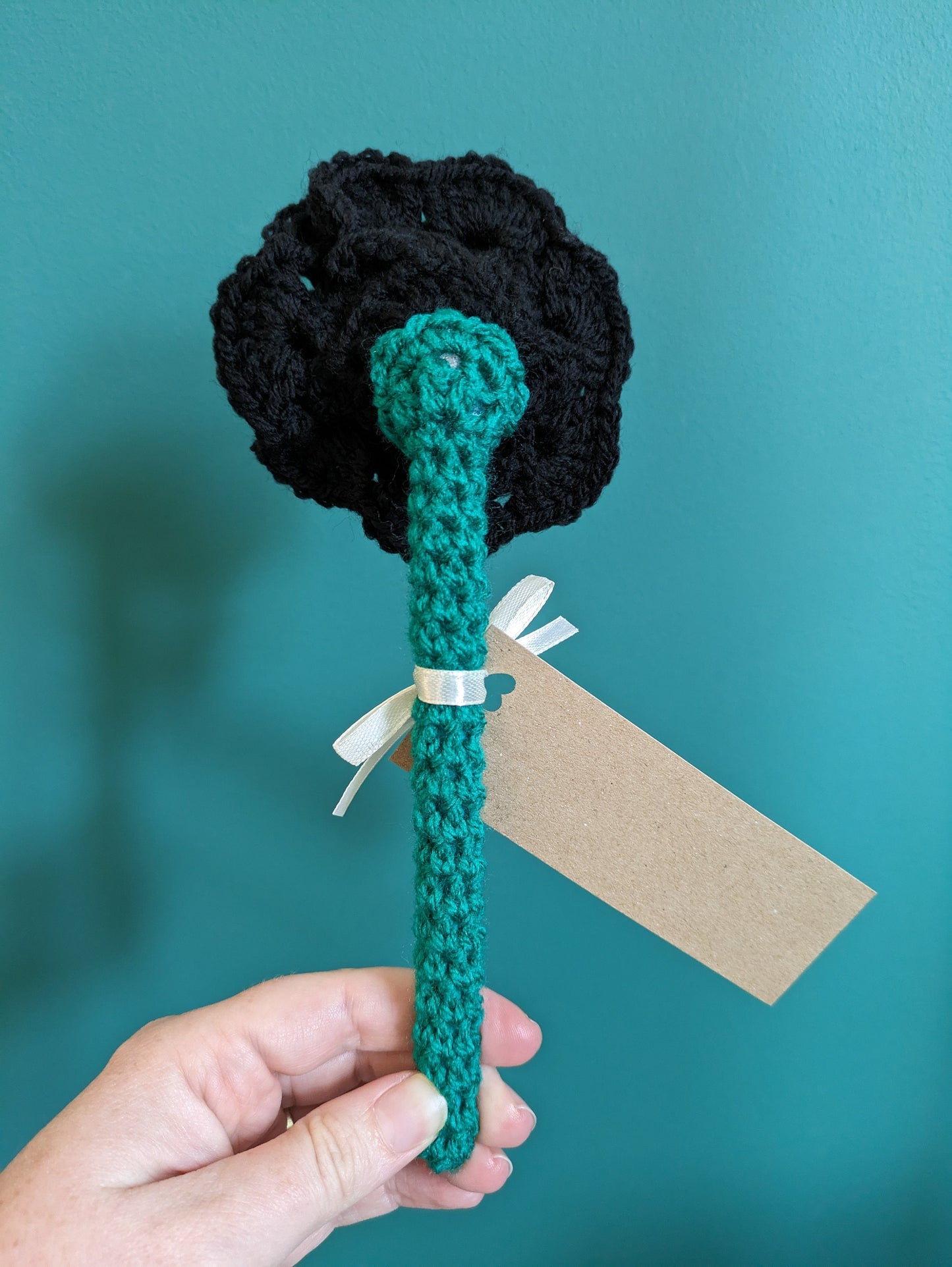 Black Rose Gift, Crochet Flower Gift, Gift for Friend, Crochet Bouquet, Personalised Halloween Decor, Artificial Gothic Rose Decor