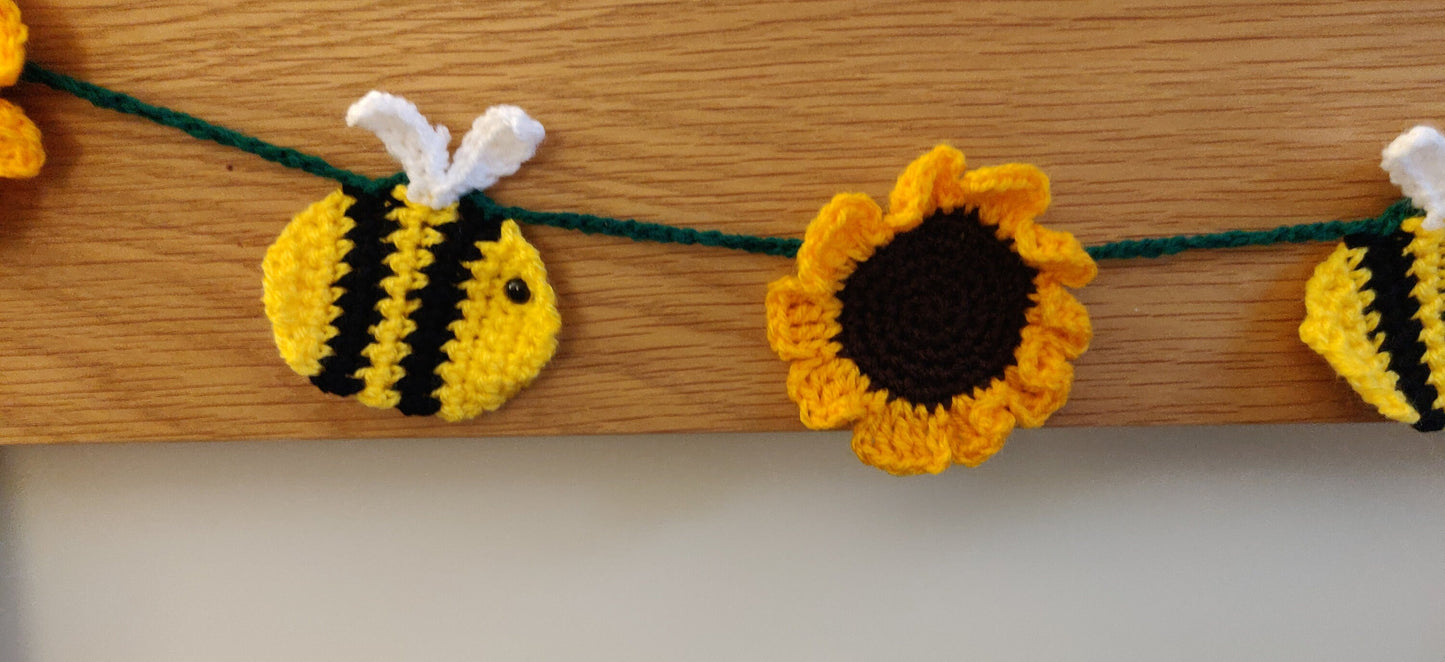 Sunflower and Bee Garland, Summer Garland, Crochet Sunflower Gift, Crochet Bumblebee, Bee Gift for Her, Bee Bunting, Sunflower Bunting