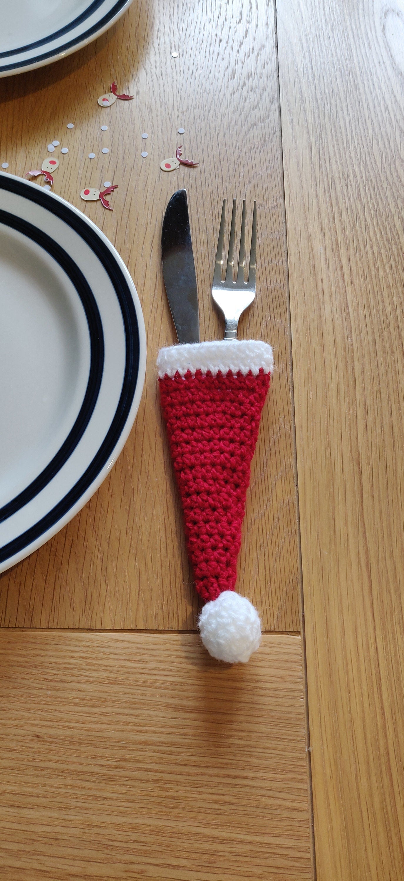 Crochet Christmas Hat Cutlery Holder: Festive Tableware