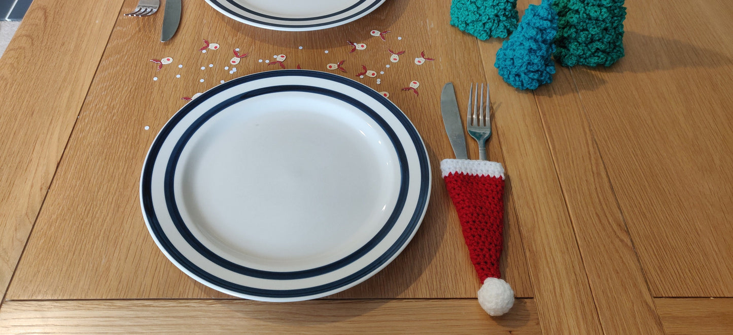 Crochet Christmas Hat Cutlery Holder: Festive Tableware