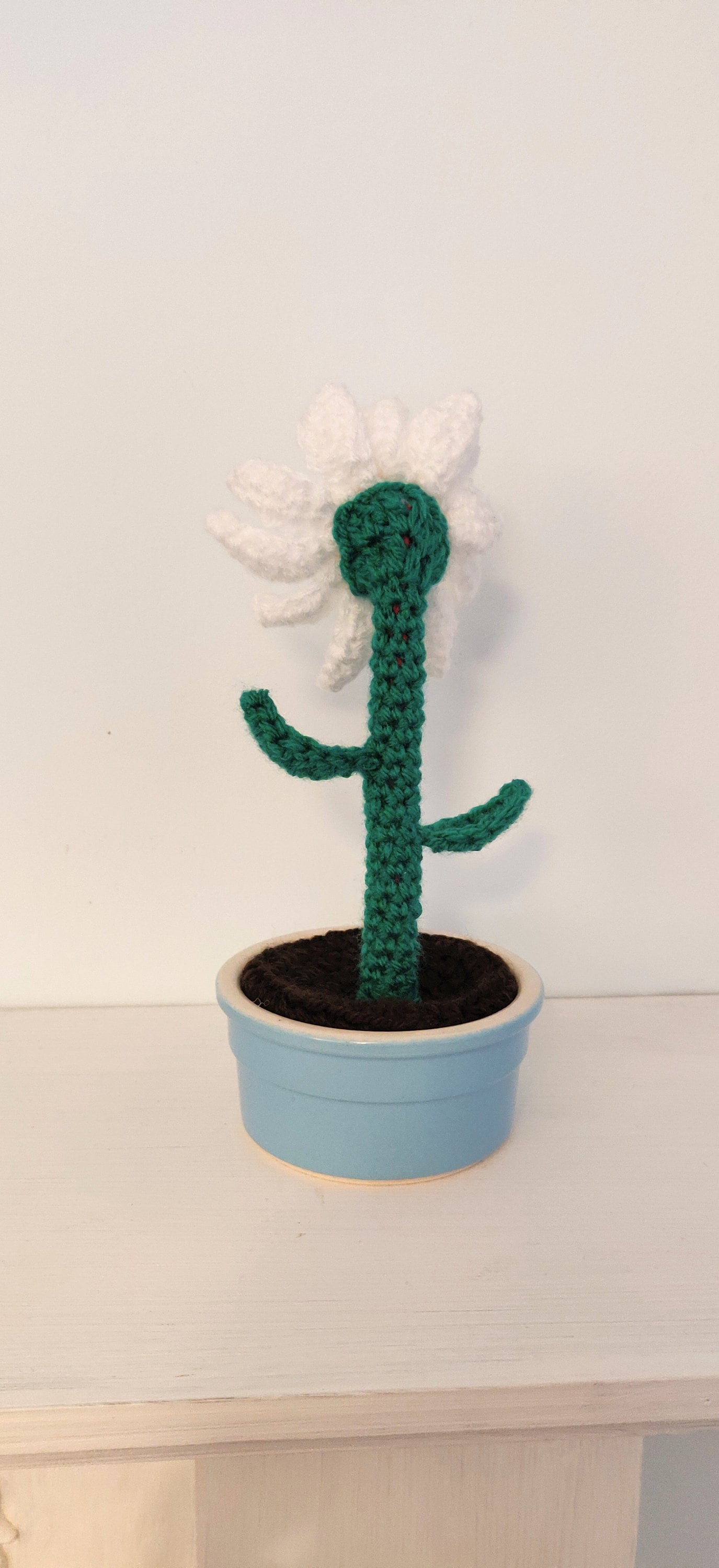 Crochet Daisy in Blue Pot, Artificial Flowers in Vase, Artificial Flower Arrangement Artificial Plant, Daisy Gift, Indoor Plant Pot