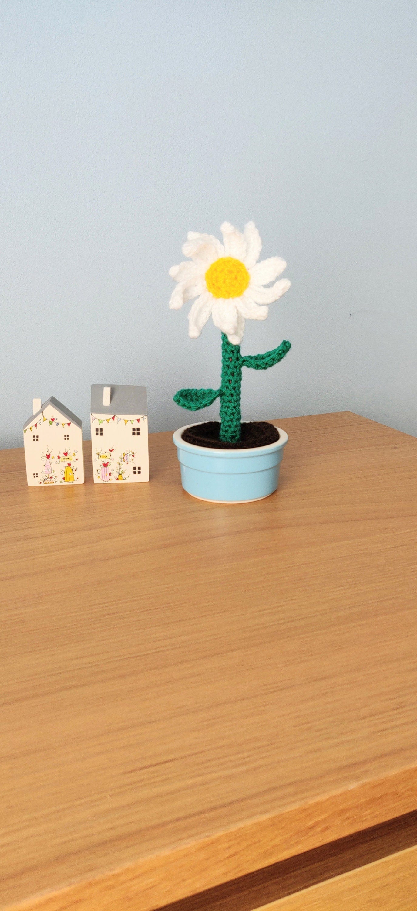 Crochet Daisy in Blue Pot, Artificial Flowers in Vase, Artificial Flower Arrangement Artificial Plant, Daisy Gift, Indoor Plant Pot