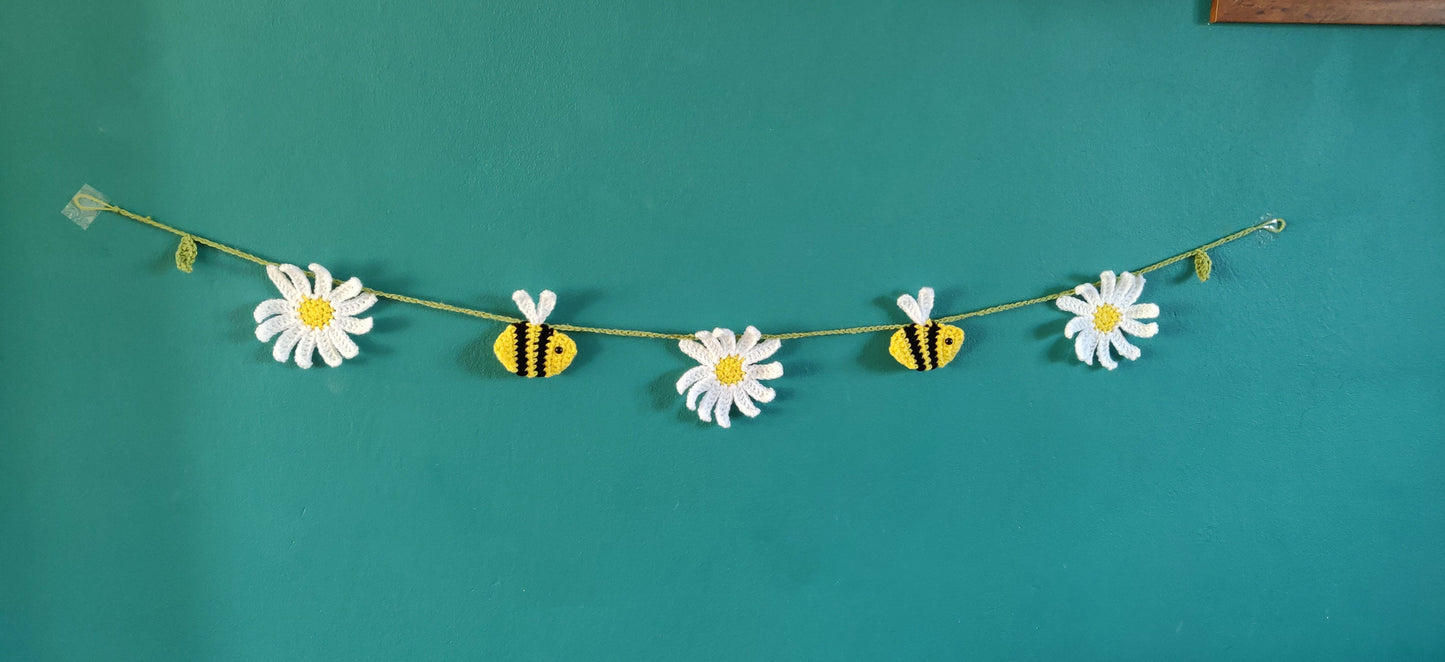 Crochet Daisy and Bee Garland, Summer Bunting