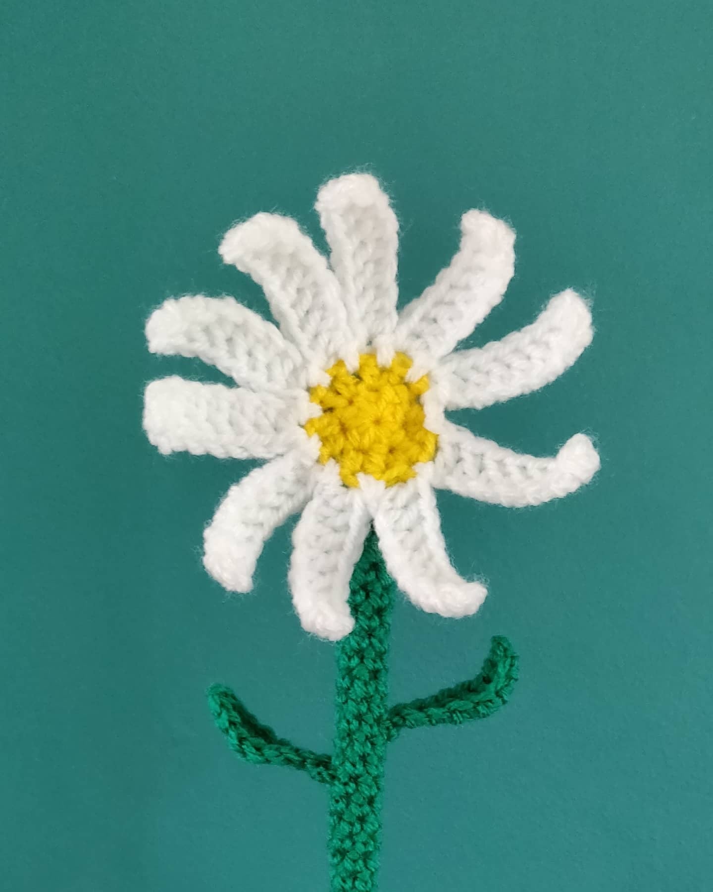 Crochet Daisy in Blue Pot, Artificial Flowers in Vase, Artificial Flower Arrangement Artificial Plant, Daisy Gift, Indoor Plant Pot