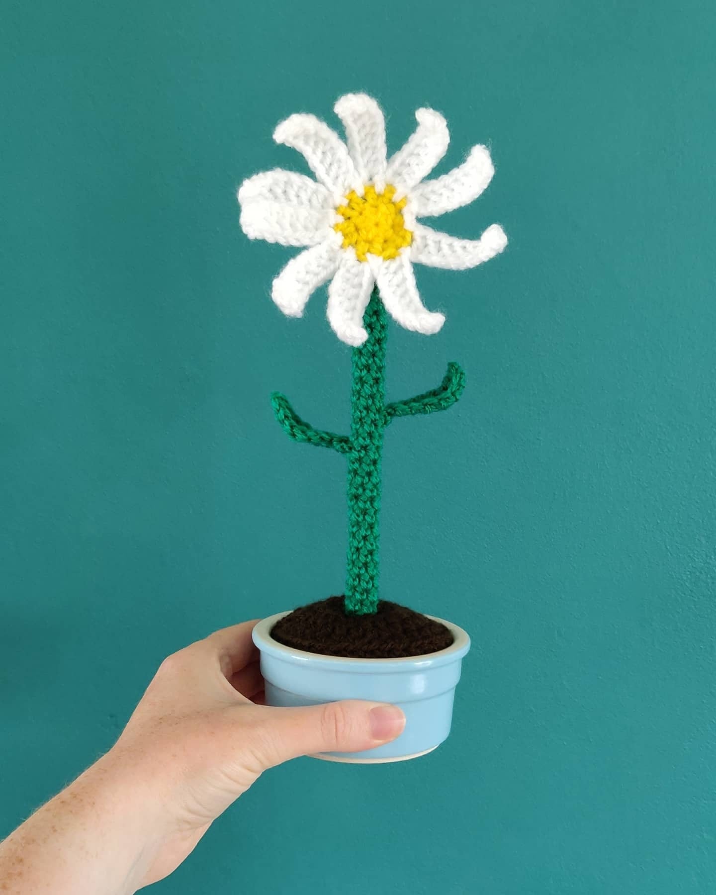 Crochet Daisy in Blue Pot, Artificial Flowers in Vase, Artificial Flower Arrangement Artificial Plant, Daisy Gift, Indoor Plant Pot