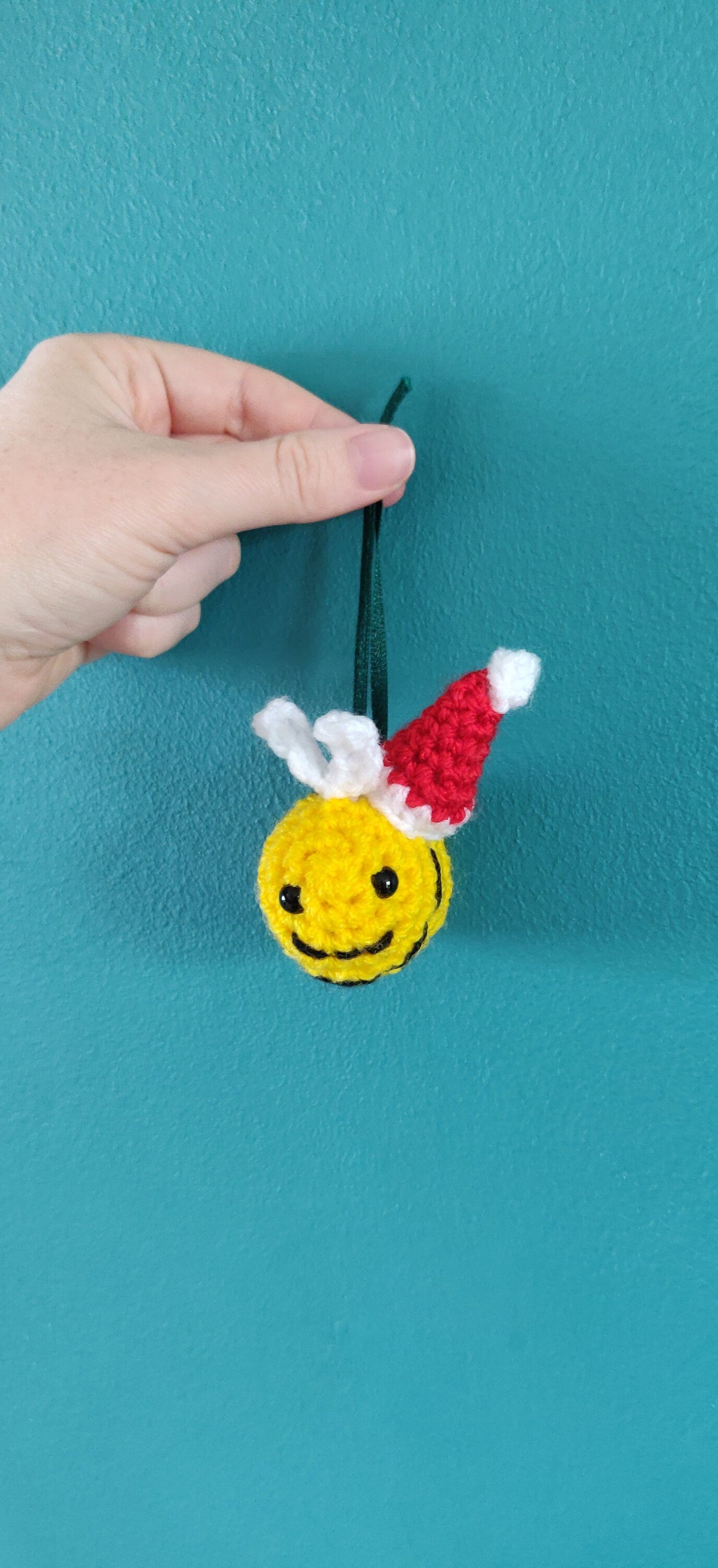 Crocheted Christmas Bee Ornament: Festive Bumble Bee Decoration
