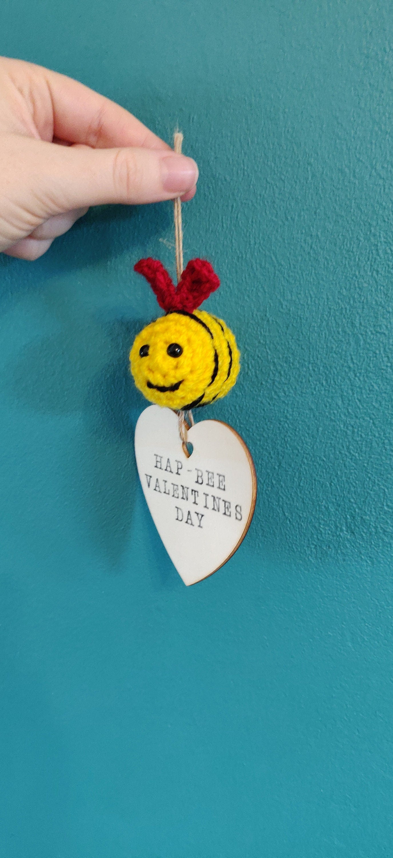 Happy Valentine's Day Wooden Sign, Crochet Bumblebee, Valentine Bee, Wooden Heart Gift, Romantic Gift, Bee Gift for Wife, Valentine Sign,