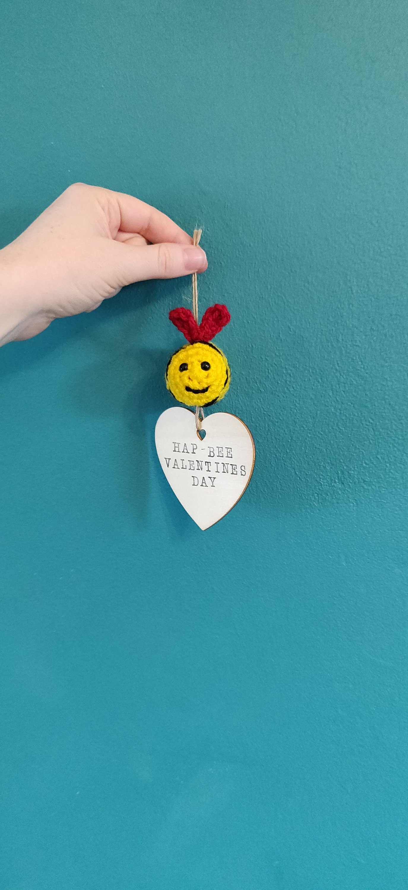Happy Valentine's Day Wooden Sign, Crochet Bumblebee, Valentine Bee, Wooden Heart Gift, Romantic Gift, Bee Gift for Wife, Valentine Sign,