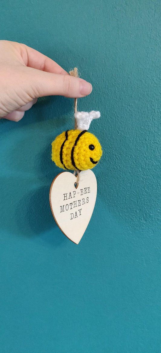 Happy Mother's Day Wooden Sign, Crochet Bumblebee, Wall Plaque, Wooden Heart Gift, Mother's Day Gift, Bee Gift for Her, Gift for Mum