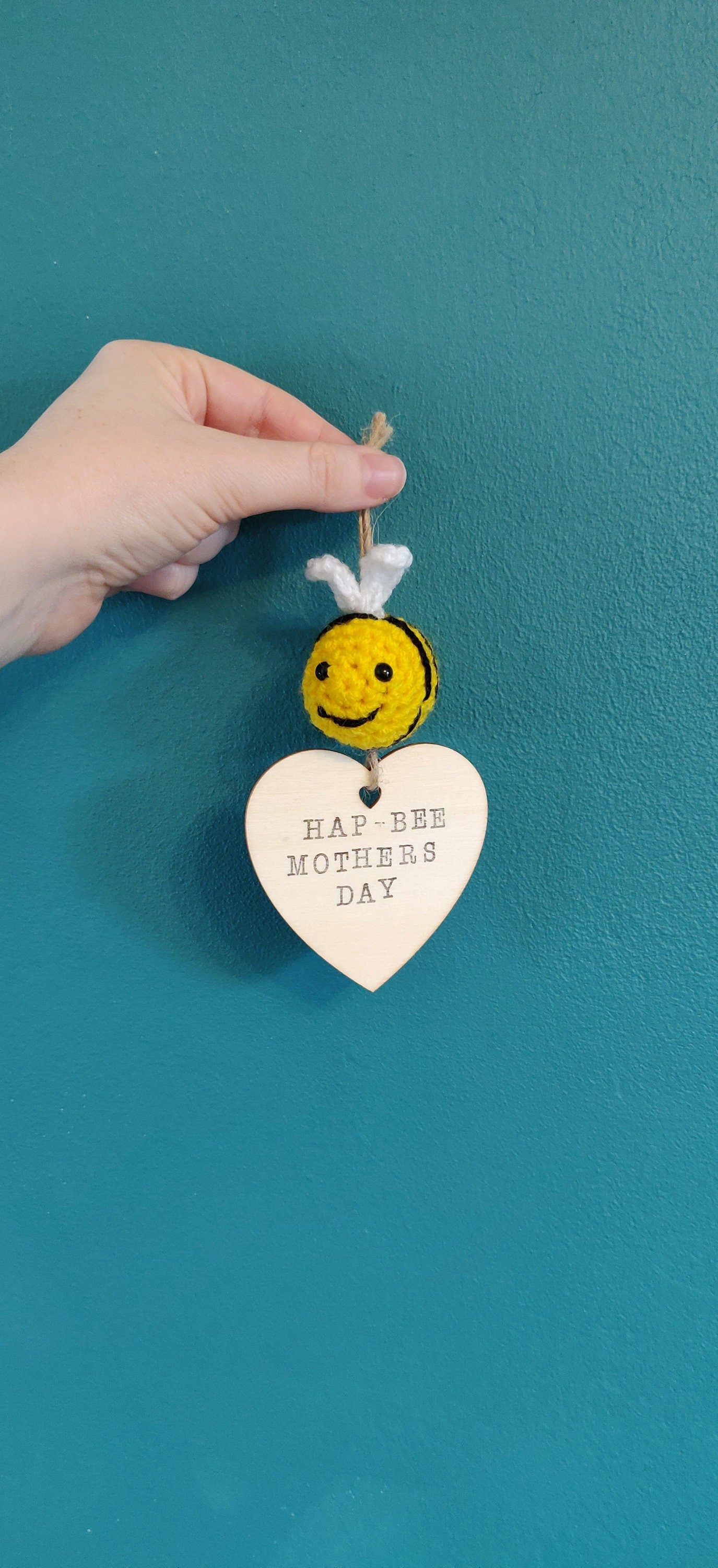 Happy Mother's Day Wooden Sign, Crochet Bumblebee, Wall Plaque, Wooden Heart Gift, Mother's Day Gift, Bee Gift for Her, Gift for Mum