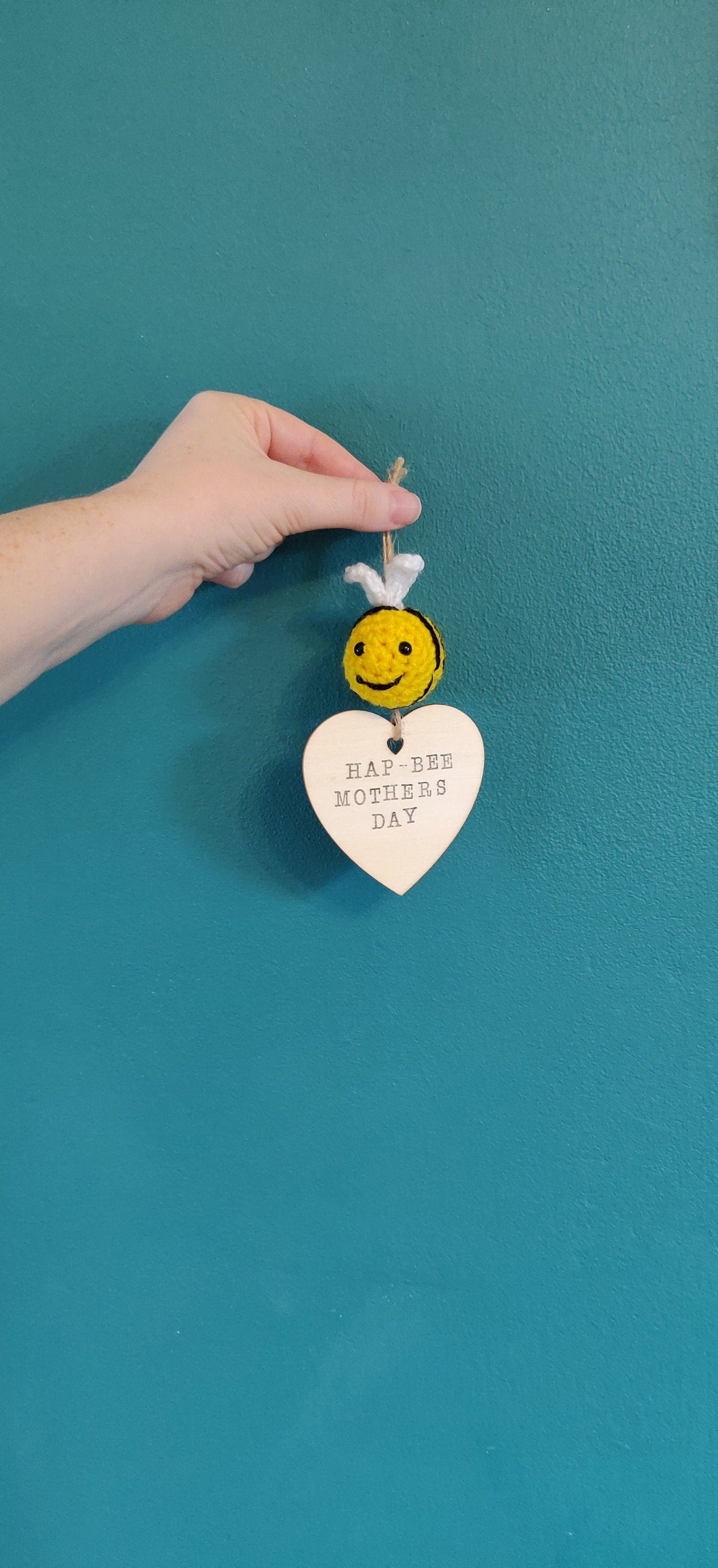 Happy Mother's Day Wooden Sign, Crochet Bumblebee, Wall Plaque, Wooden Heart Gift, Mother's Day Gift, Bee Gift for Her, Gift for Mum