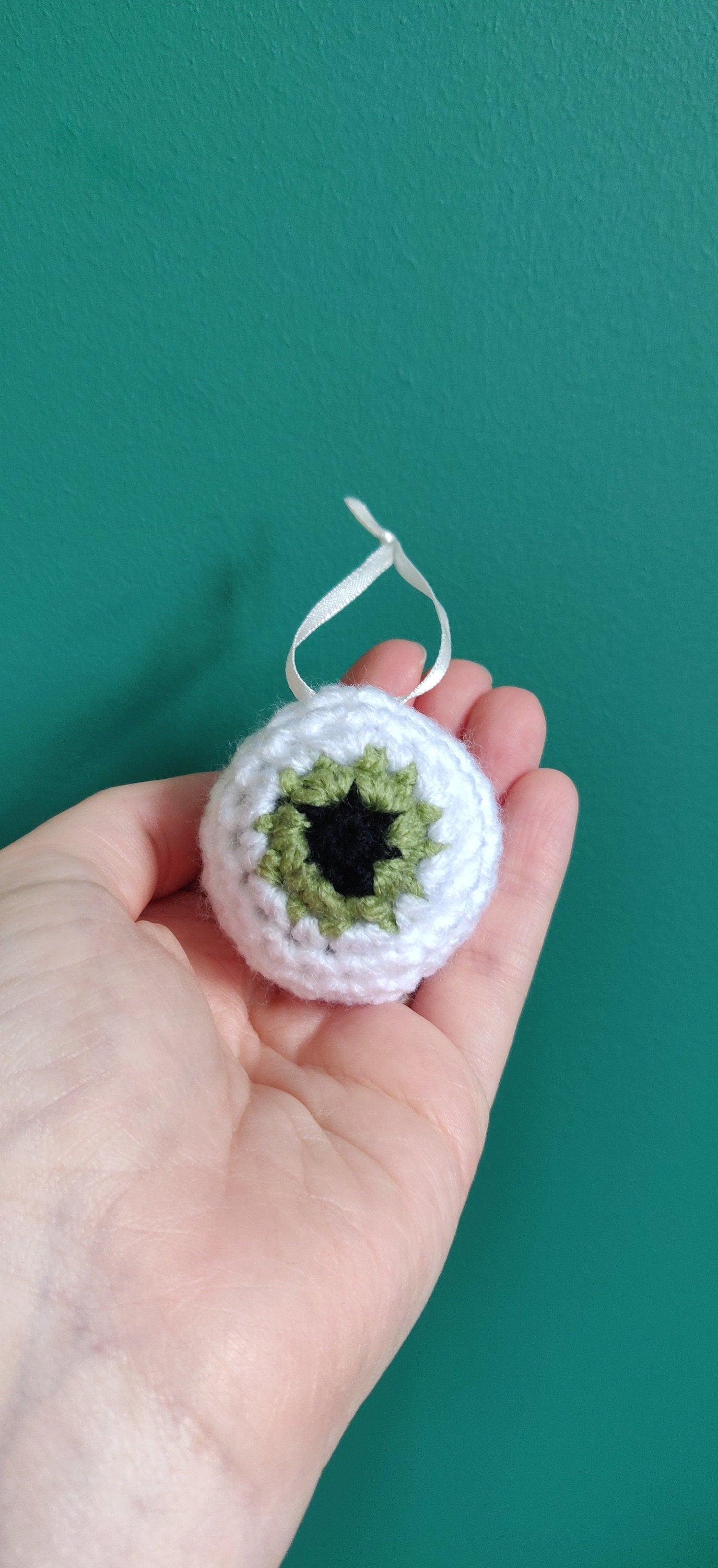 Crochet Eyeball Halloween Ornament: Spooky Tree Decor