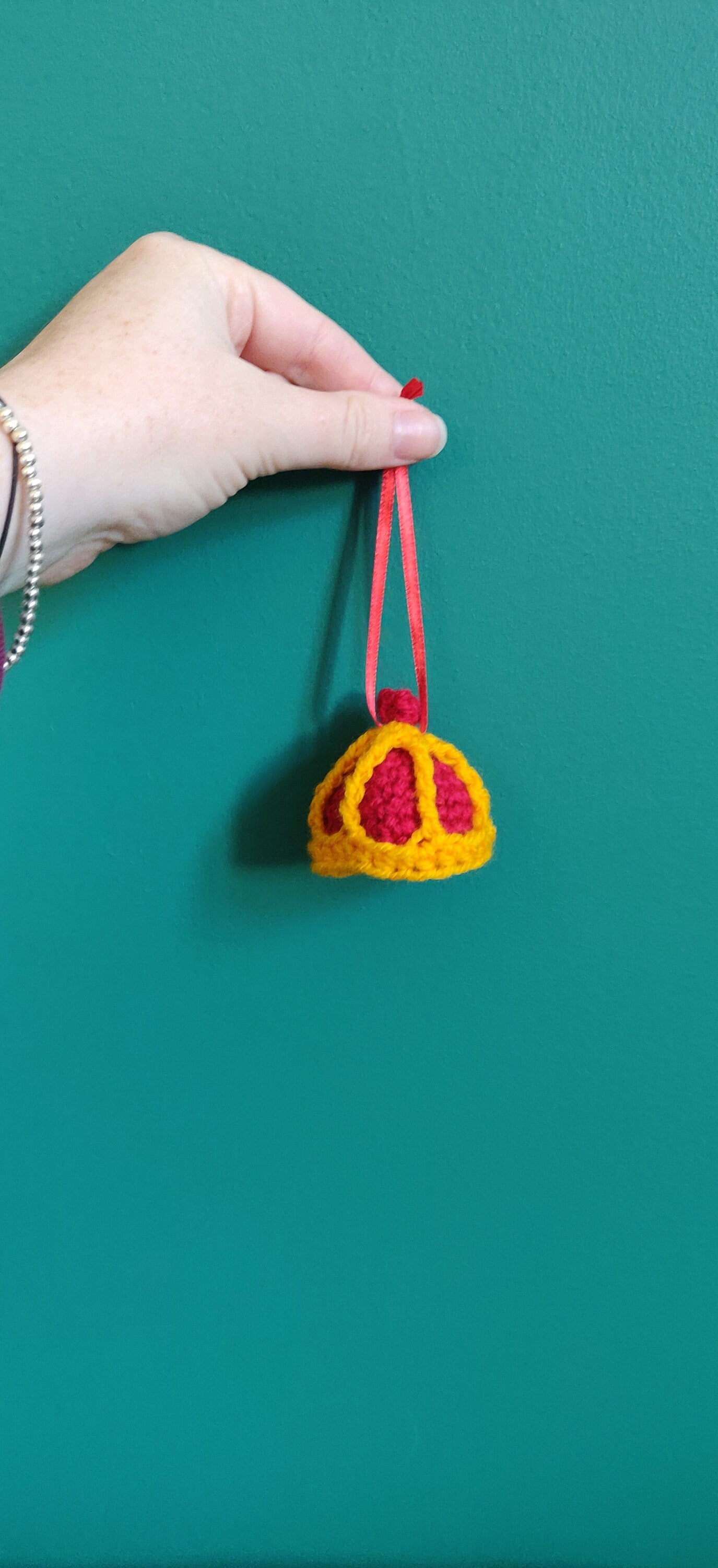 Queen Elizabeth Commemorative Decoration, Christmas Tree Hanging Decoration, Queen Keepsake, Gold Crown Ornament, Mini Crown, Royal Gift
