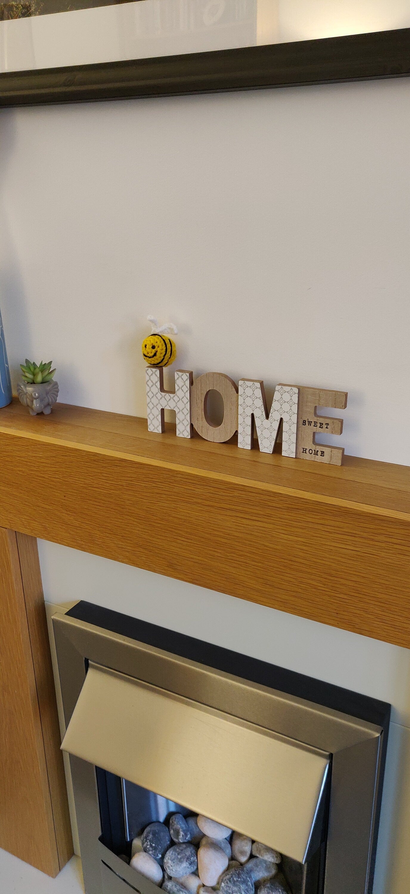 Wooden Home Sweet Home Sign, Freestanding Sign for Shelf, Crochet Bee Pun Sign, Patterned Cosy Core Decoration, Housewarming, New Home Gift
