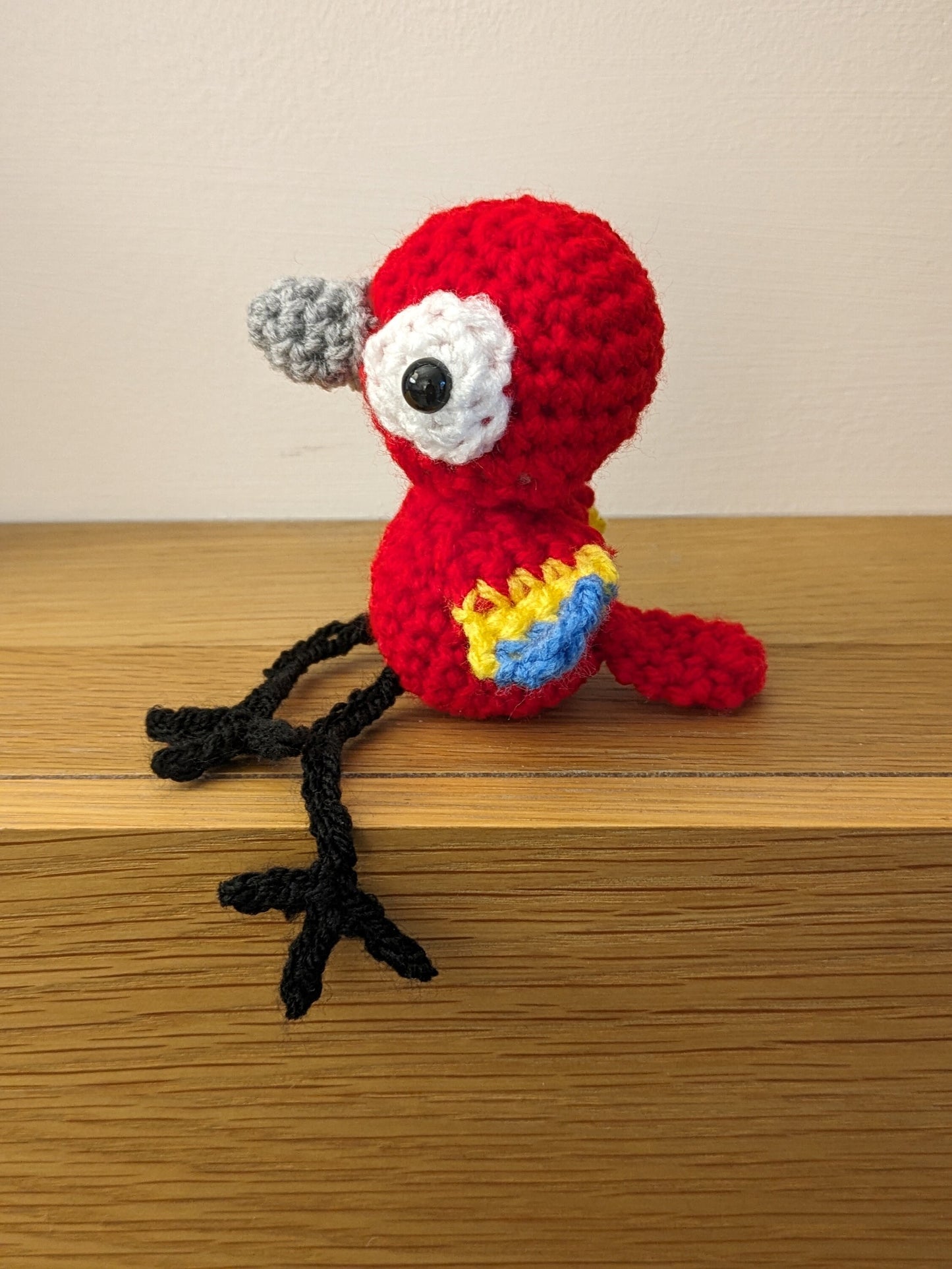 Macaw Parrot Shelf Sitter Ornament, Personalised Bird Pet Portrait, Memorial, Tropical Bird Lover Gift, Crochet Parrot Feather, Parrot Stand