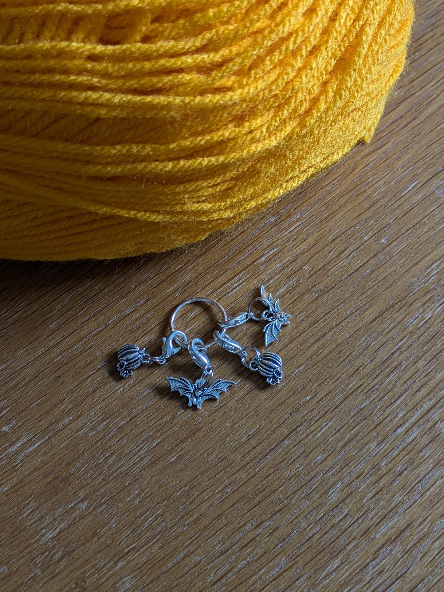 Set of Four Crochet Stitch Markers, Halloween Craft, Kitting Stitch Marker UK, Crochet Accessories, Gift for Crafter, Pumpkin and Bat Charm