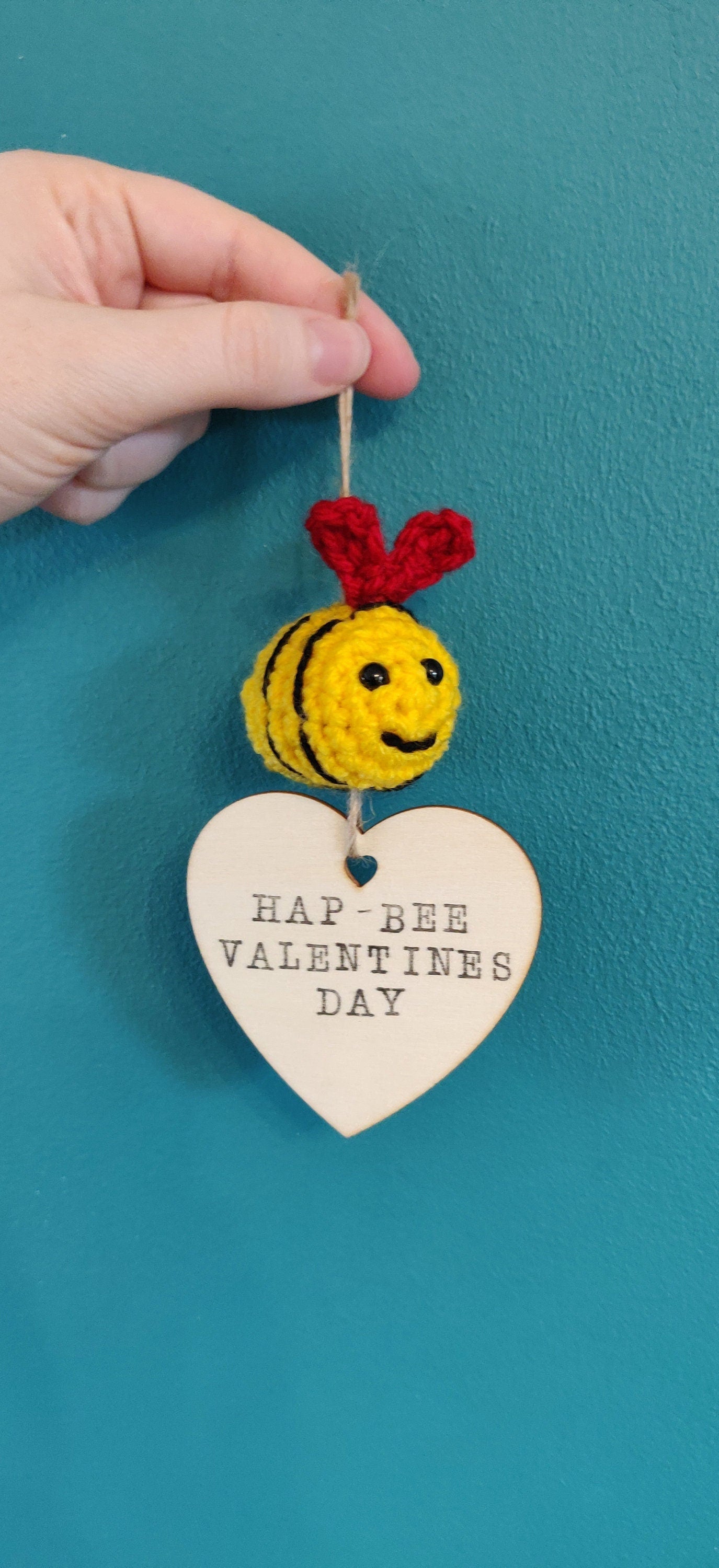Happy Valentine's Day Wooden Sign, Crochet Bumblebee, Valentine Bee, Wooden Heart Gift, Romantic Gift, Bee Gift for Wife, Valentine Sign,