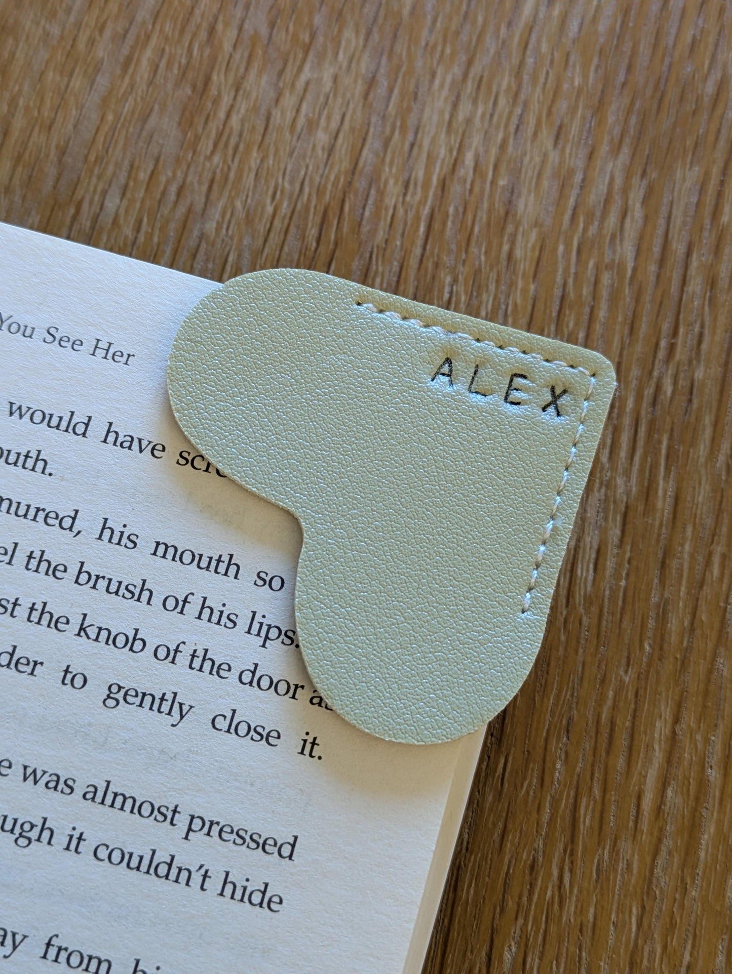 Faux Leather Heart Bookmark, Personalized Gift, Custom Corner Page Saver, Book Lover Gift, Literary Girl, Vegan Gift, Eco Friendly, Embossed