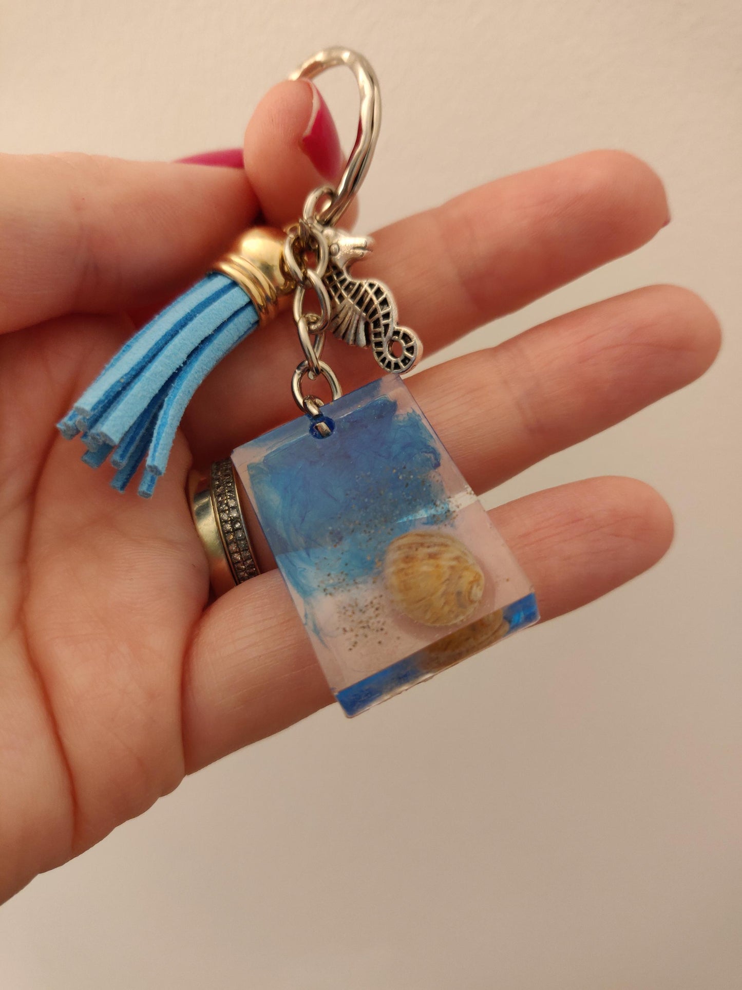 Resin Shell Keychain, Handmade Beach Bag Charm, Shell Keyring with Tassel, Unique Keyring for Her, Seahorse Charm, Sea Themed Teacher Gift