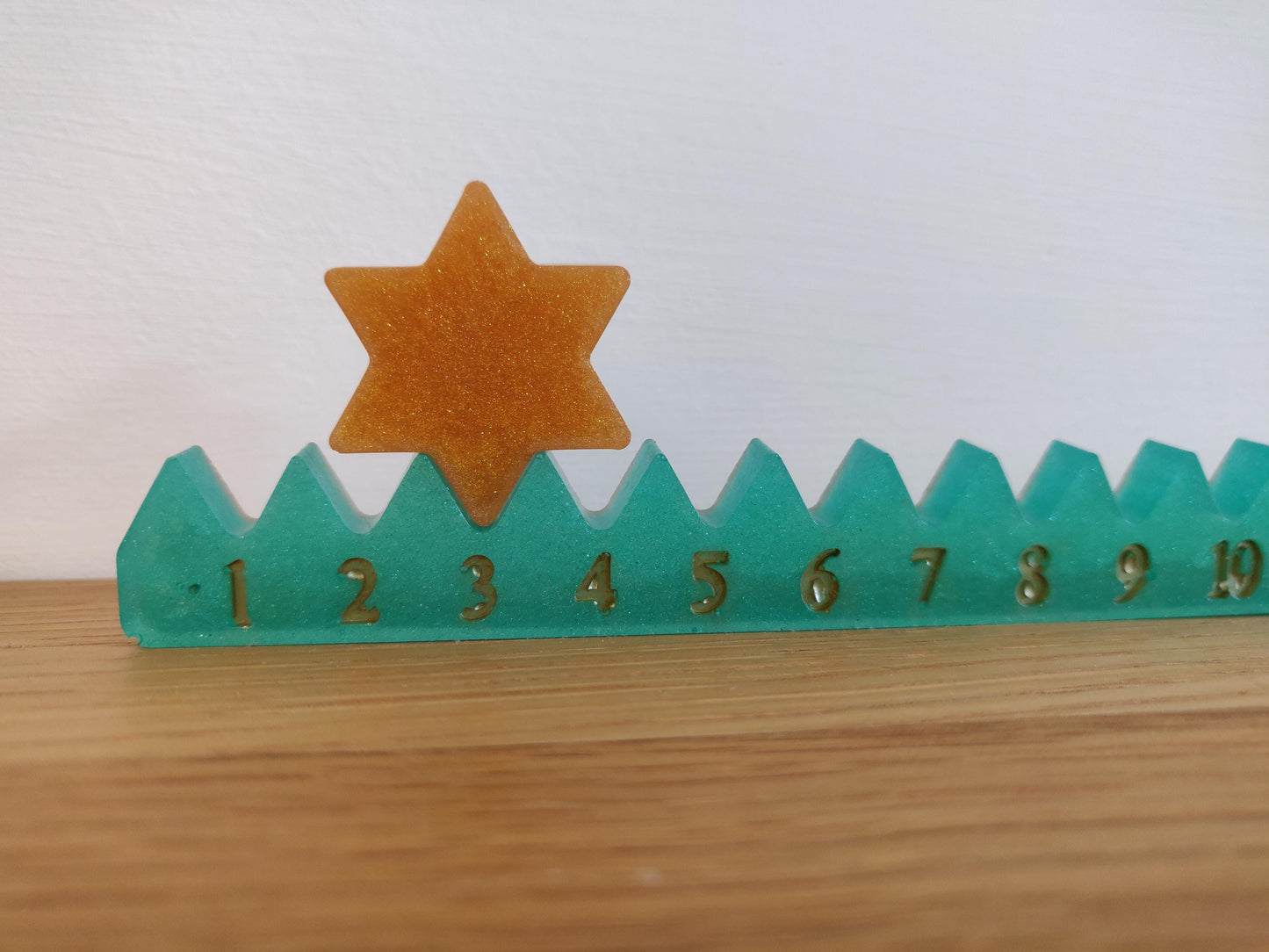 Minimalist Christmas Advent Calendar: Star Countdown to Santa