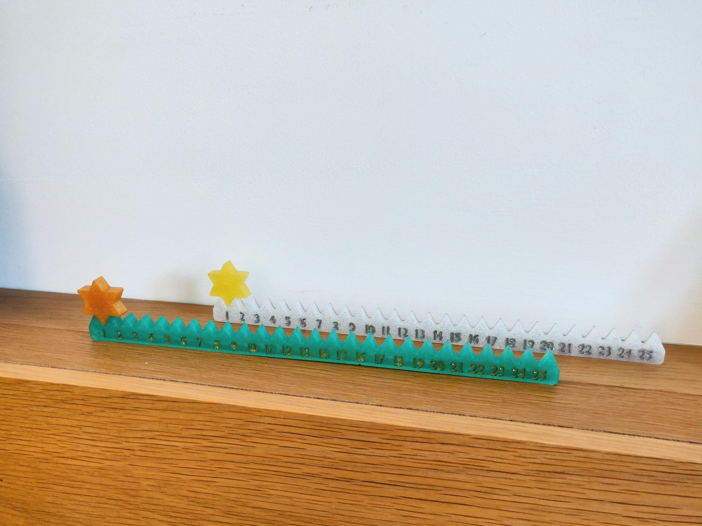 Minimalist Christmas Advent Calendar: Star Countdown to Santa