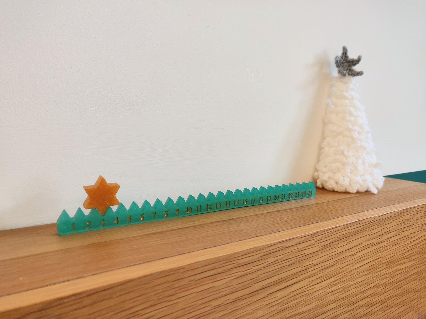 Minimalist Christmas Advent Calendar: Star Countdown to Santa