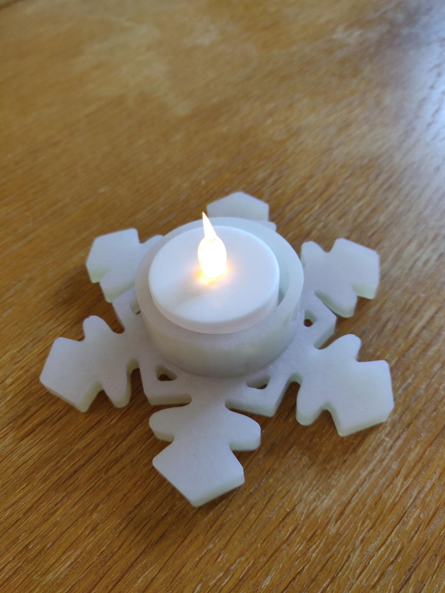 Resin Snowflake Tea Light Holder: Winter Christmas Table Decor