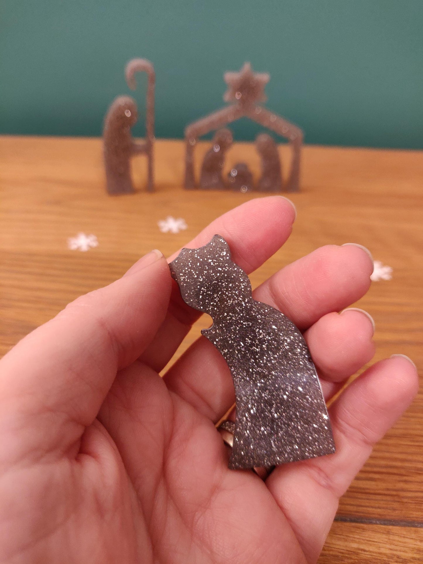 Pearl White Nativity Scene: Golden Angel, Mary, Joseph, Baby Jesus